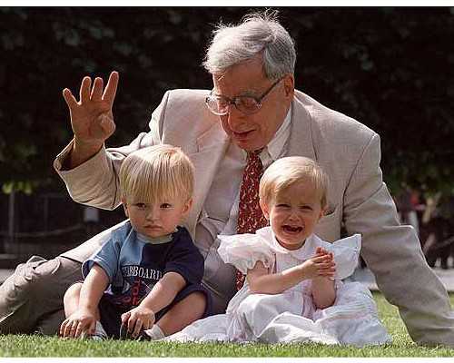 一下两个月宝宝肺炎症状以及两个怎么治疗？